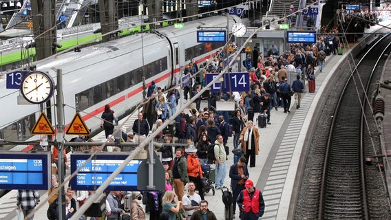Travelers are waiting for their train in the main station in Hamburg.  © Bodo Marks/dpa 