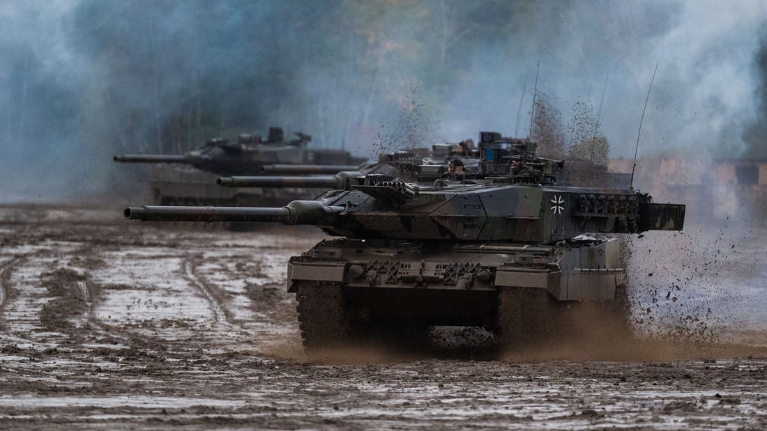 The Bundeswehr has been using the Leopard main battle tank in various variants since 1979. Armed with a 120 millimeter cannon, four soldiers on board the younger models can engage targets at a distance of up to 5,000 meters.  Ukraine will receive Leopard 2 A6 tanks.  When it was introduced in 2001, the 62.5 ton vehicle was fitted with a new main weapon as an improved version of the A5.  The A6M model also has increased mine protection.