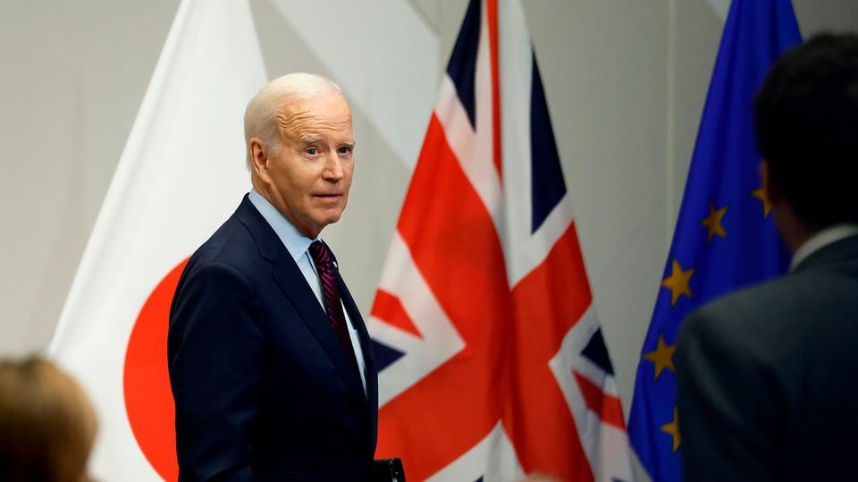 USA debt dispute: Joe Biden leaves a press conference after the G7 summit
