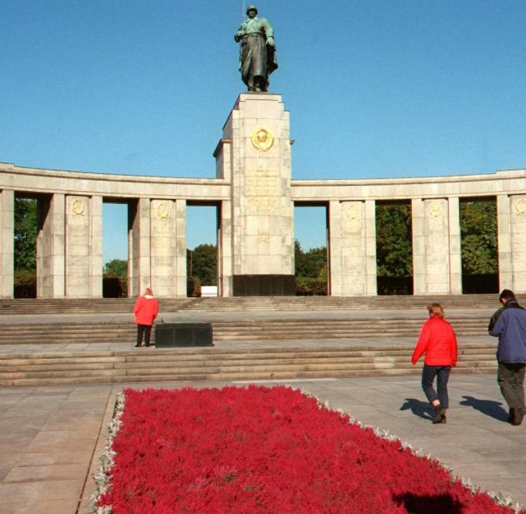 Am sowjetischen Ehrenmal im Tiergarten in Berlin soll es zu einer Auseinandersetzung gekommen sein