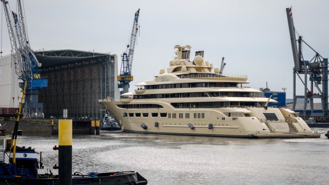 Suspicion of money laundering: German authorities set Usmanow's 156-meter yacht "dilbar" firmly.  Here she is pulled into a dock in Bremen.