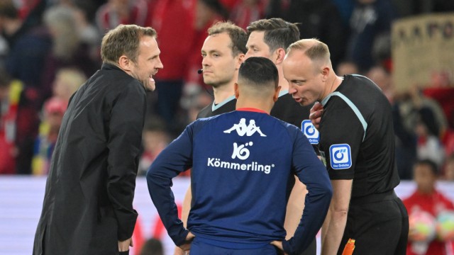 3:2 victory in Mainz: Couldn't believe it: Mainz coach Bo Svensson (left) discussed with referee Matthias Jöllenbeck after the final whistle.