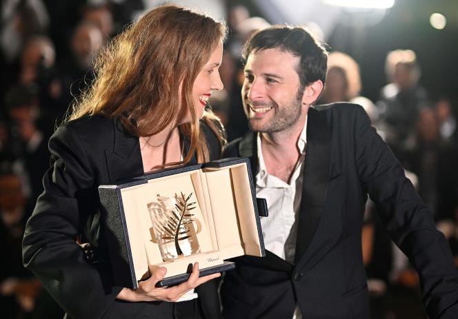 Justine Triet poses with the film's co-screenwriter, Arthur Harari after winning the Palme d'Or at Cannes, May 27, 2023. 