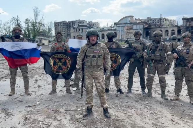 The boss of the Wagner mercenary group, Yevgueni Prigojine, and fighters, in a video broadcast on the Telegram social network, in Bakhmout, May 20, 2023. This image was released via the 