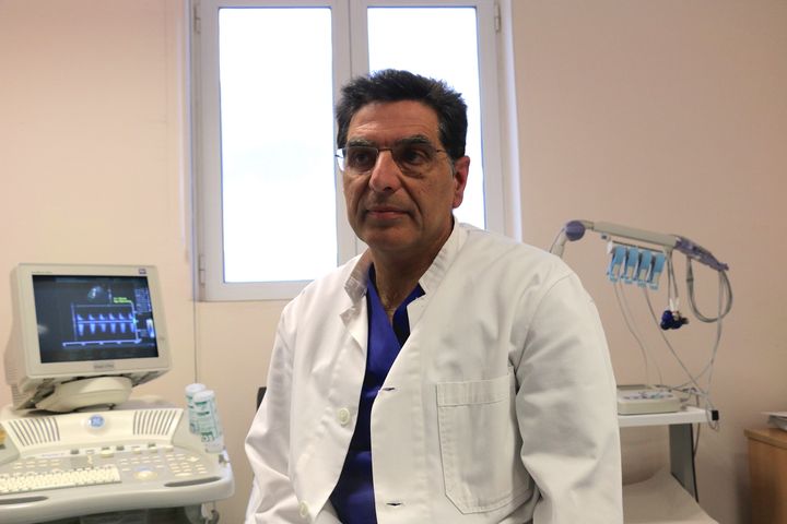 Cardiologist Giorgos Vichas, in his office in a health center in Saronikós (Greece), April 11, 2023. (VALENTINE PASQUESOONE / FRANCEINFO)