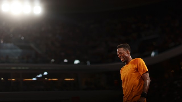 Two tennis dramas in Paris: Made for the limelight: Gaël Monfils suffered from cramps, but that couldn't stop him this time in Paris.
