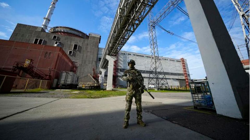 A Russian soldier guards an area of ​​the Zaporizhia nuclear power plant
