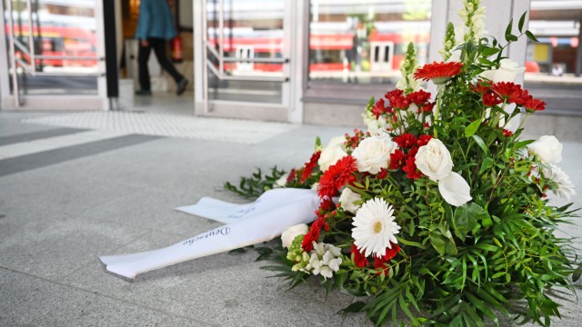 Memorial service: Silent mourning: Deutsche Bahn employees laid flowers at the station.