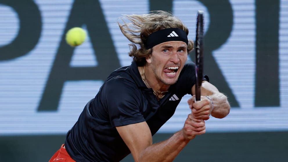 Alexander Zverev has to fight doggedly.  Frances Tiafoe is a tough opponent