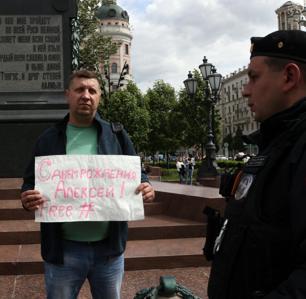 Vereinzelt kam es zu Nawalnys Geburtstag in Russland zu Protesten: Ein Mann hielt in Moskau ein Plakat mit der Aufschrift: „Alles Gute zum Geburtstag, Alexeij“ und wurde abgeführt