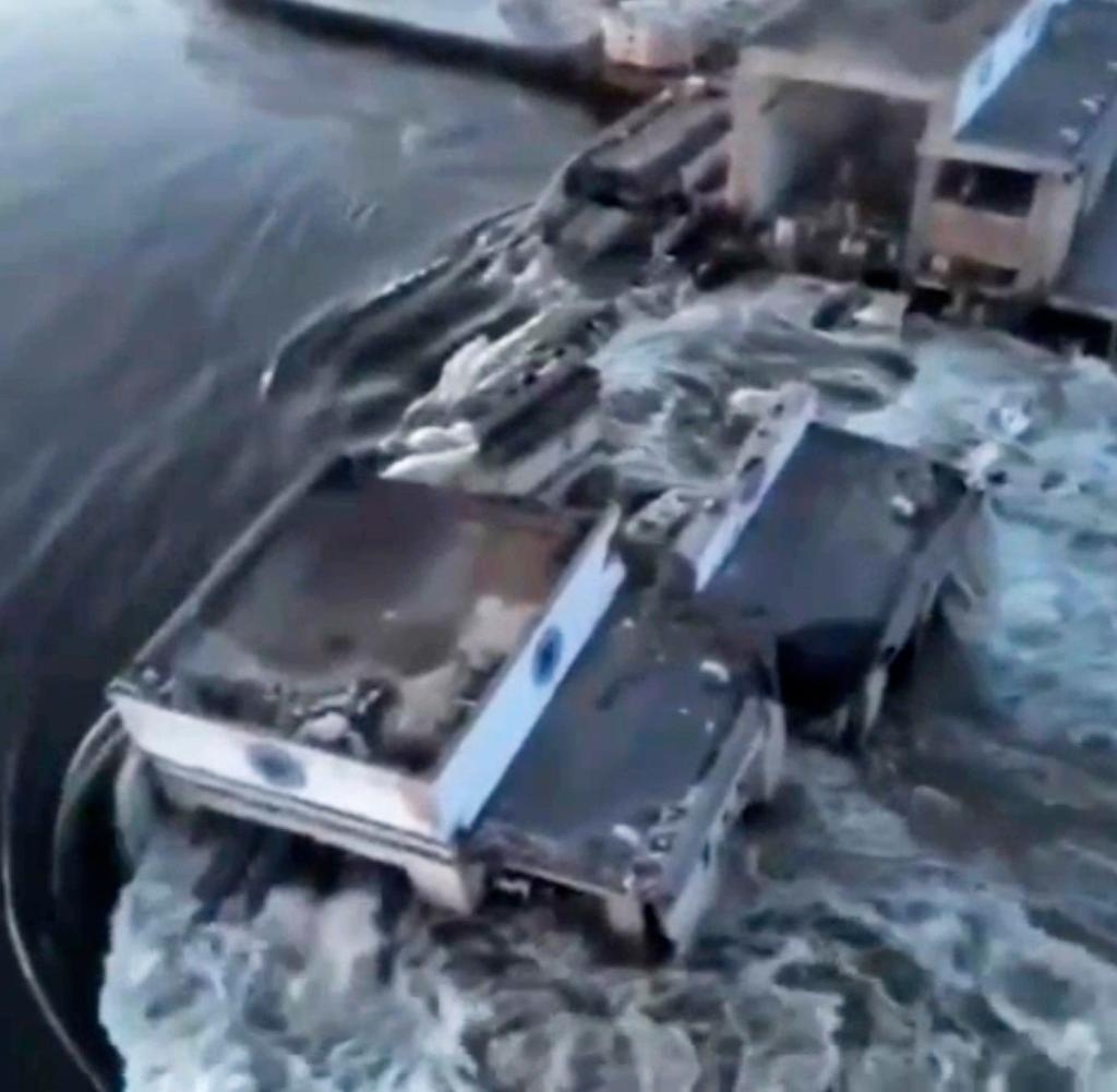 Videostandbild vom Durchbruch im Kachowka-Staudamm