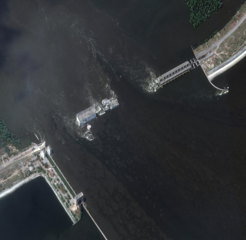 Die Satellitenaufnahme zeigt den Kachowka-Damm nach dessen Bruch