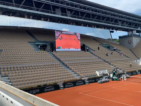 Giant screen on the Suzanne Lenglen court.