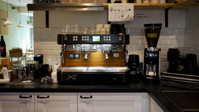 Barista Sistar: Here the in-house espresso is processed into coffee classics.