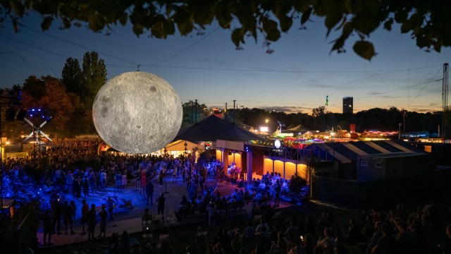 Sommer-Tollwood in München: Der Mond wird wieder aufgehen: Bei seinem zweiten Tollwood-Besuch leuchtet das "Museum of the Moon" aber das ganze Festival über und auf dem Hügel hinterm Andechser Zelt.