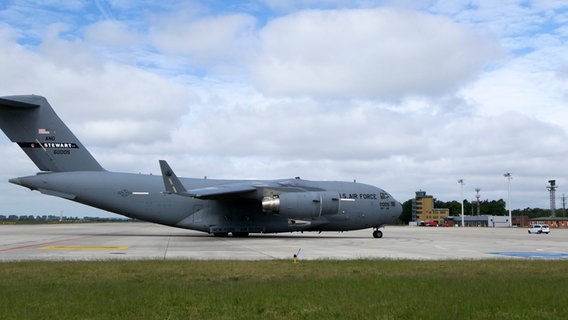 A US C-17A Globemaster III transport aircraft has landed in Wunstorf.  © NDR Photo: Bernd Reiser