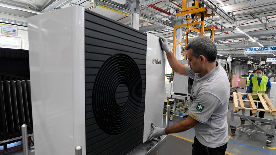 Heating ban: A Vaillant employee installs a heat pump