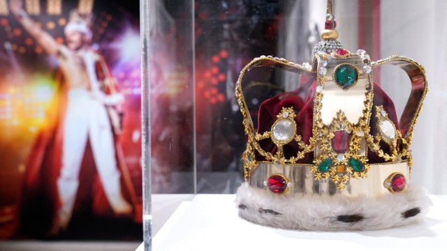 Auction: This crown from the last tour is included.