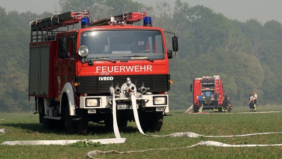 A fire engine at the burning forest and peat bog area.  Due to the impassable terrain, hoses had to be laid hundreds of meters away.  © dpa photo: Bernd Wüstneck