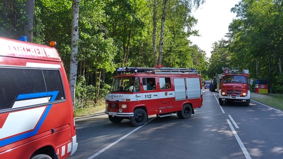 Eine Kolonne von Feuerwehrfahrzeugen auf einer Straße im Landkreis Ludwigslust-Parchim © NDR Foto: Christoph Woest