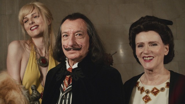Der große Überblick 2023: Die deutsche Schauspielerin Barbara Sukowa stellt ihren neuen Film "Dalíland" (rechts neben Ben Kingsley und Andreja Pejic) vor.