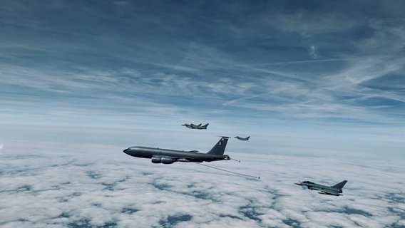 Die EA fliegen in Formation © NDR 