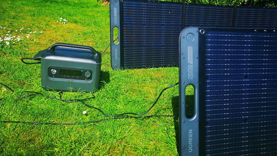 The Upgreen 1200 can be connected to two 200 watt solar bags.