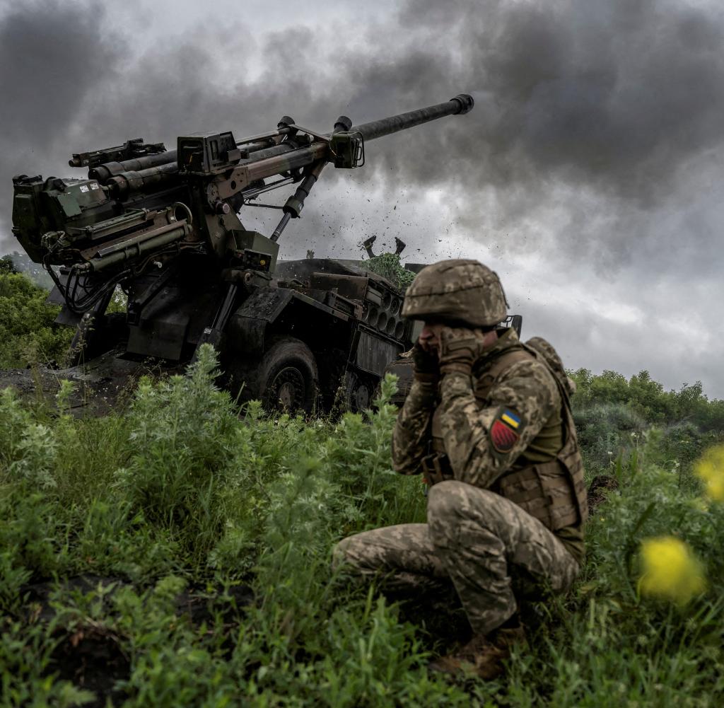 Ukrainische Truppen feuern aus einer Haubitze bei Awdijiwka im Donbass