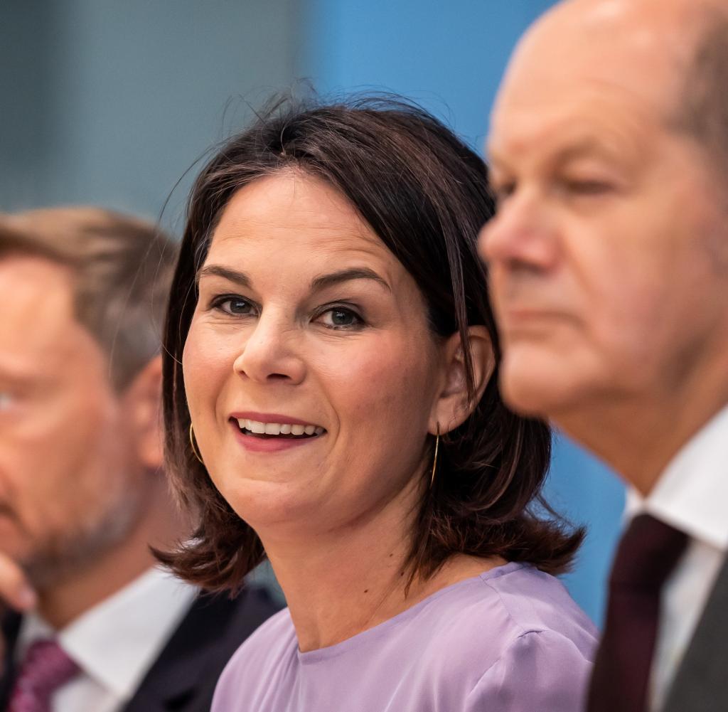 V.l.: Finanzminister Christian Lindner (FDP), Außenministerin Annalena Baerbock (Grüne), Bundeskanzler Olaf Scholz (SPD)