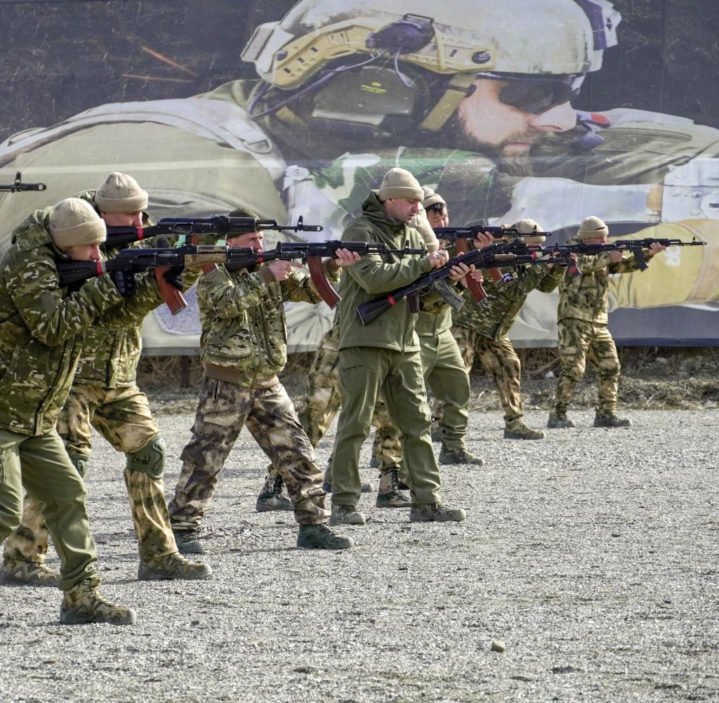 Training im militärischen Ausbildungslager in Gudermes nahe Grosny