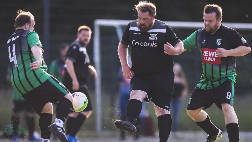 Overweight League in NRW: Three players fight for the ball