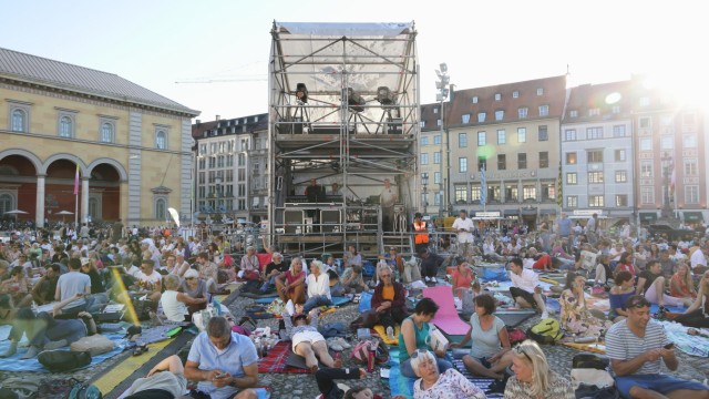Opernfestspiele der Bayerischen Staatsoper: Das Original: Erfunden für München von Sir Peter Jonas, ist "Oper für alle" mittlerweile ein weltweit kopiertes Format. Hier der Max-Joseph-Platz im vergangenen Jahr, als Janáčeks "Das Schlaue Füchslein" aus dem Nationaltheater übertragen wurde, heuer gibt's "Aida".