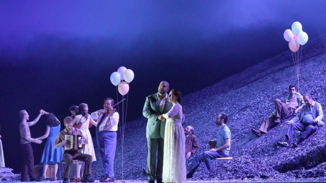 Opernfestspiele der Bayerischen Staatsoper: Für Verdis "Aida" muss man nicht nach Verona fahren: Bei "Oper für alle" wird die aktuelle Neuinszenierung auf Groß-Videowand aus dem Nationaltheater auf den Max-Joseph-Platz übertragen.