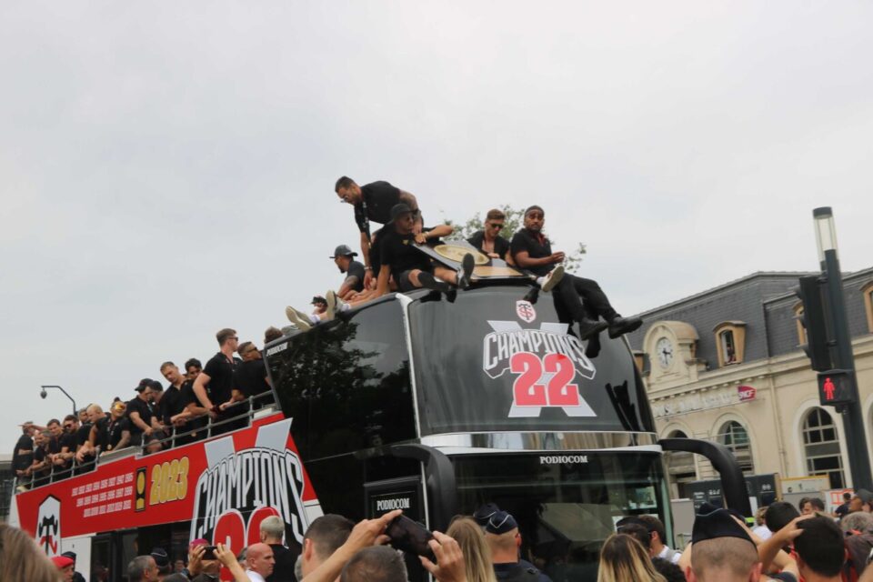 The Stade Toulousain and at the front of the bus: the shield!