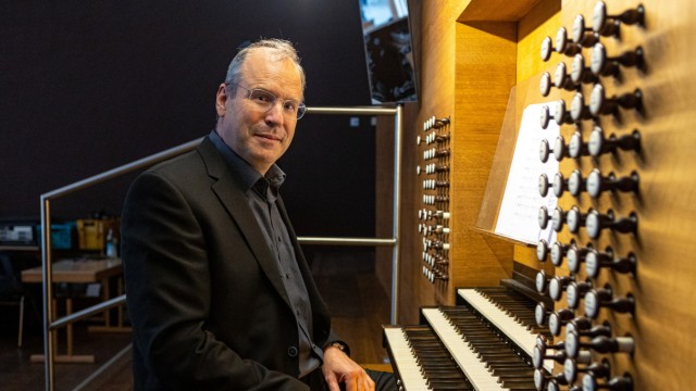 Five for Munich: Andreas Götz follows Karl Maureen as a church musician in Sacred Heart.