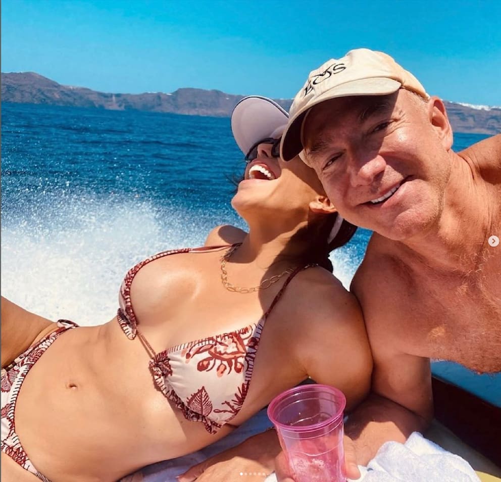 Jeff Bezos and his fiancée Lauren Sánchez are enjoying their vacation on the French coast