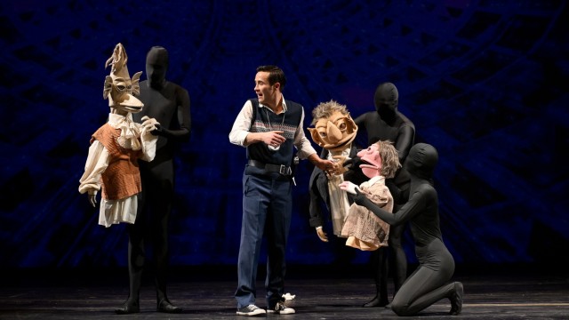 "The never ending Story" as a play: New Friends: Bastian (Aaron Röll) meets the characters of his imagination.  Many creatures are represented with puppets.  Richard Panzenböck, the former ORF puppet director, trained the ensemble of the Salzburg State Theater.