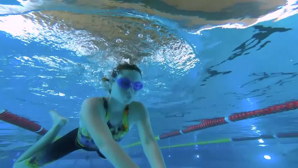 Special Olympics: Swimmer loses orientation - a competitor helps her