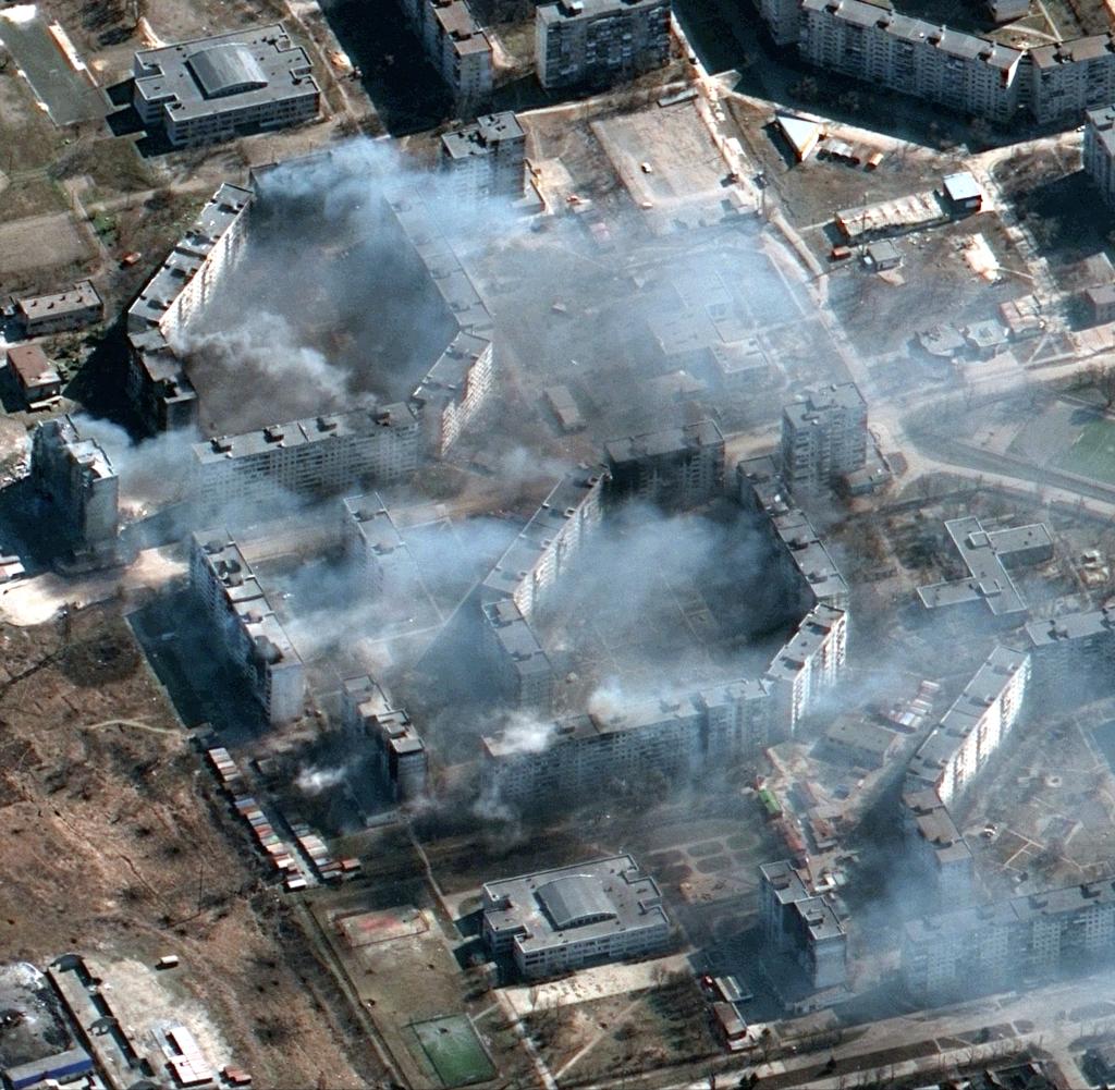Von russischen Raketen beschädigte Wohnblocks in Mariupol. Satellitenbild aus dem März 2022