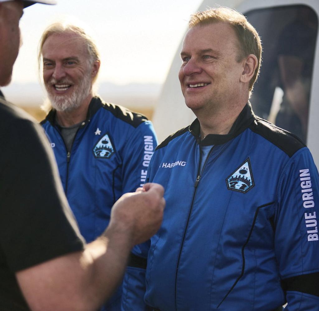 An Bord des vermissten U-Boots befindet sich auch der britische Unternehmer Hamish Harding, der hier nach einem erfolgreichen Flug ins All seine Astronauten-Nadel erhält