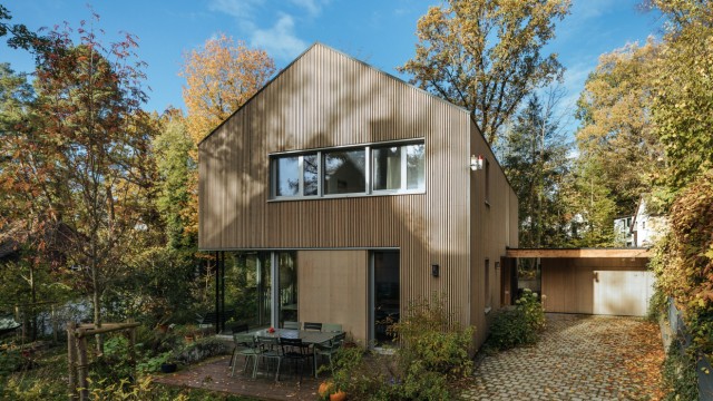 Architectural tours: Juliblau Architects placed this house in the second row in a garden in Erlangen.