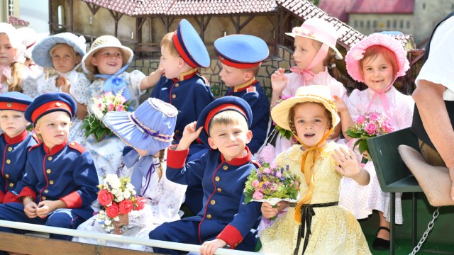 Medieval festivals in Bavaria: 1,700 children slip into historical costumes for the festival procession.