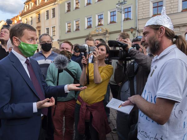 Debate culture: Saxony's Prime Minister Michael Kretschmer (CDU) speaks to an opponent of the Corona measures in Pirna.