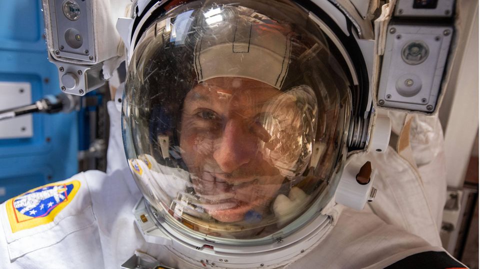 The astronaut Matthias Maurer in a space suit before an external mission.