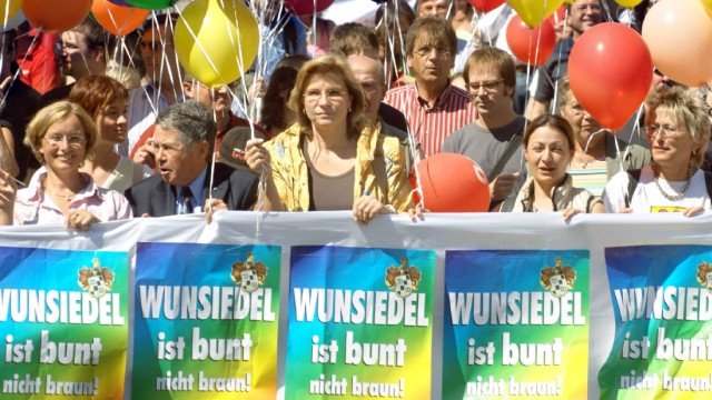 Project office against right-wing extremism: In Wunsiedel, the number of democrats at demonstrations against right-wing extremists continued to increase.  Here, in 2006, participants sat under the motto 'Wunsiedel is colorful not brown!'  a sign.