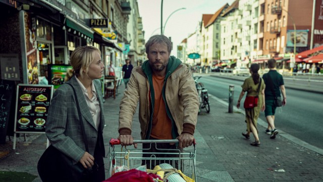 Show of the month June: Are you on the trail of a conspiracy or crazy?  Luise von Finckh as Jule Andergast and Max Riemelt as Mike Atlas.