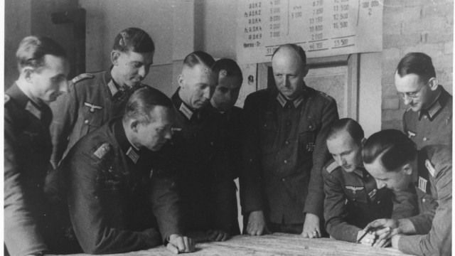 The political book: Henning von Tresckow (4th from right) gathered Hitler opponents around him in Army Group Center: In the picture from 1943 Ewald-Heinrich von Kleist can be seen to his left, Fabian von Schlabrendorff on the far right.