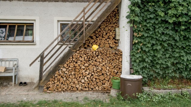Photography: A pile of wood can find its place under a staircase.