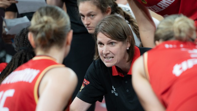 Basketball EM: National coach Lisa Thomaidis is also a psychologist at the EM: When her team is having trouble, she finds the right words.