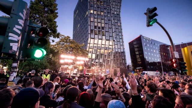 City trip: Open Air on the Reeperbahn: The band Kraftklub inspires their fans in front of the Dancing Towers.
